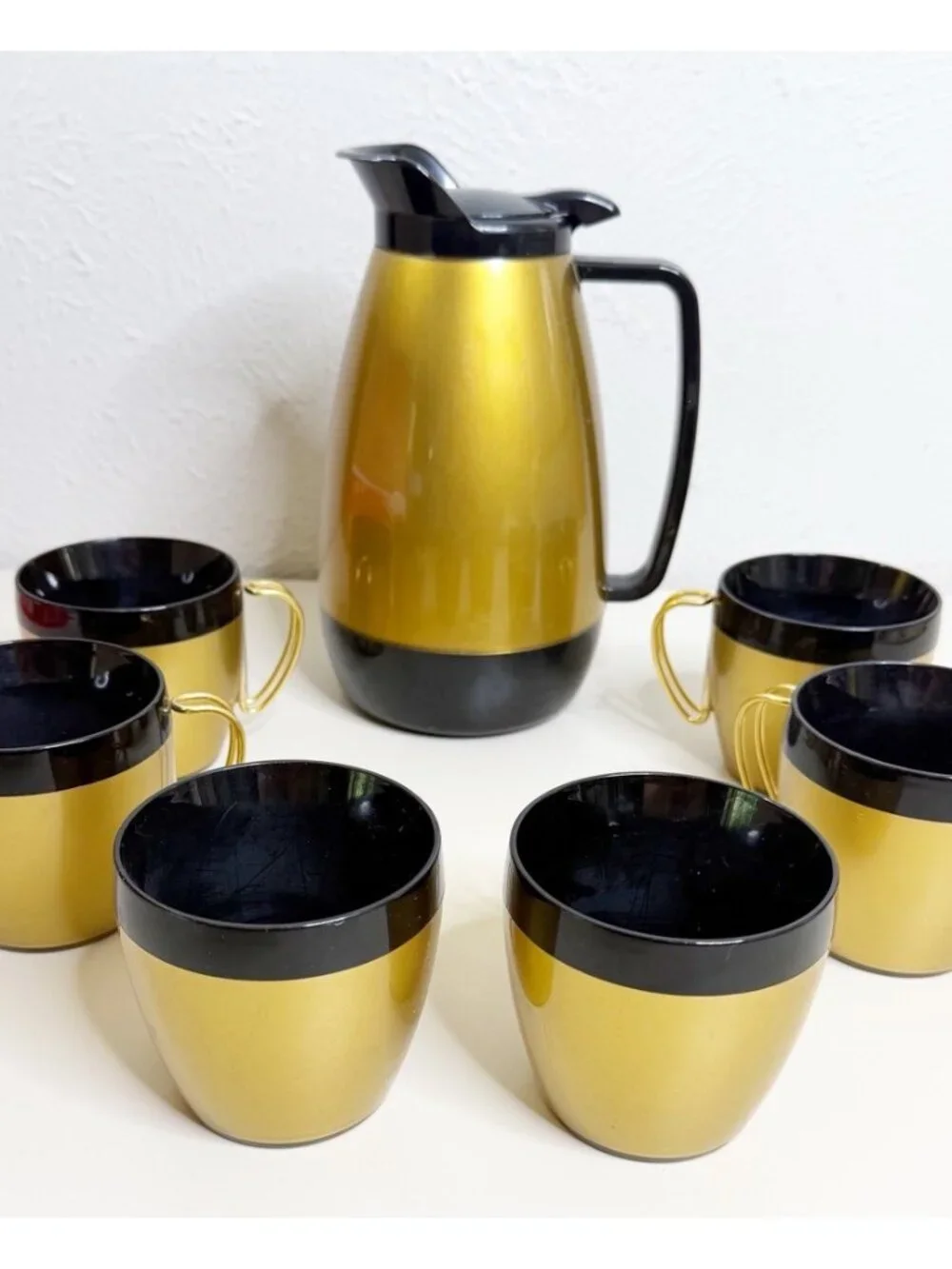 VTG West Bend Thermo-Serv Gold Black Coffee Carafe Set 6 Mugs MCM EUC
